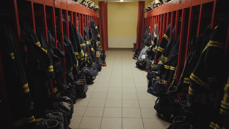 Umkleideraum-Einer-Feuerwehr-Mit-Schließfächern-Und-Brandschutzkleidung