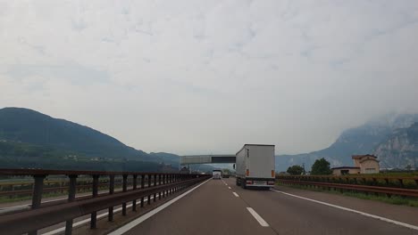 Autofahren-In-Der-Region-Trentino-Südtirol-In-Norditalien,-An-Einem-Bewölkten-Herbsttag