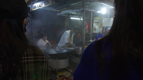 Chef-Prepares-Noodles-in-Big-Wok,-Street-Food,-Night-Market,-Penang-City,-Malaysia