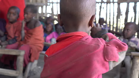 Niños-De-La-Tribu-Masai-Sentados-En-La-Cabaña-De-La-Sala-De-Clases-Con-Ropa-Sucia