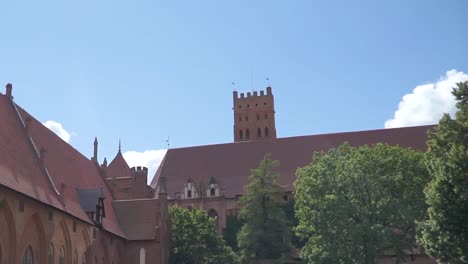 Marienburg-Schlossgelände-Mit-Vogel,-Der-Auf-Dem-Dach-Fliegt