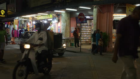 Autos-Fahren-Nachts-Auf-Einer-Belebten-Straße,-Malaysia