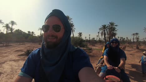 Paseo-En-Camello-En-El-Cercano-Desierto-De-Marrakech
