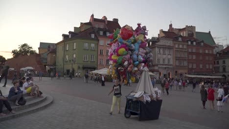 Girl-walking-with-a-lot-of-balloons-in-Warsaw-evening