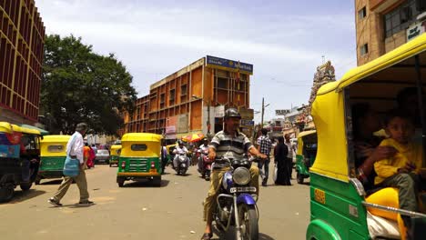 Multitudes-De-Compras-En-Bangalore,-India,-En-La-Calle-Comercial.