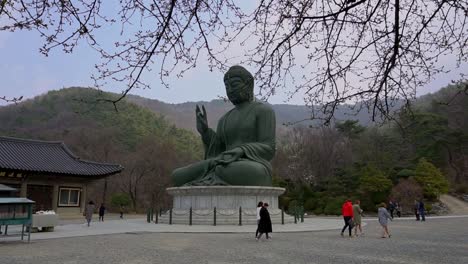 Menschen,-Die-An-Einem-Großen-Bronzenen-Buddha-Vorbeigehen