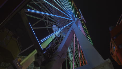 Schöne-Perspektivische-Aufnahme-Des-Riesenrads-Auf-Dem-Santa-Monica-Pier-Bei-Nacht-In-Zeitlupe