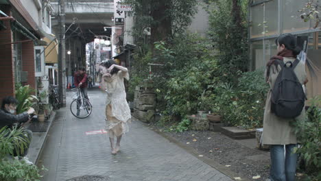 Japanese-theatre-actors-performing-Butoh-dance-in-the-street-in-Tokyo,-Japan