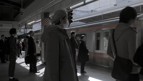 Gente-Esperando-Que-Llegue-Un-Tren-De-La-Línea-Yamanote-Al-Andén-En-Tokio,-Japón