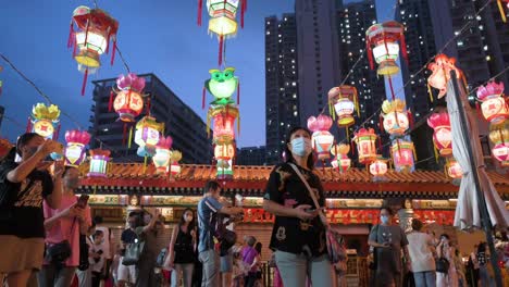 Besucher-Und-Reisende-Genießen-Im-Wong-Tai-Sin-Tempel-Eine-Chinesische-Laternenshow,-Die-Wohlstand-Und-Glück-Symbolisiert,-Um-Das-Mittherbstfest,-Auch-Mondkuchenfest-Genannt,-Zu-Feiern