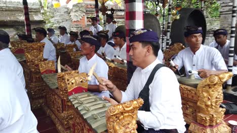 Gamelan-Bali-Gong-Kebyar-Musicians-Play-Cultural-Indonesian-Instruments,-Temple-Hindu-Ceremony-at-Balinese-Village