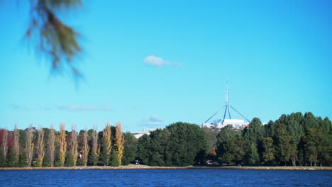 Casa-Del-Parlamento-Australiano-Desde-El-Otro-Lado-Del-Lago-Burley-Griffin