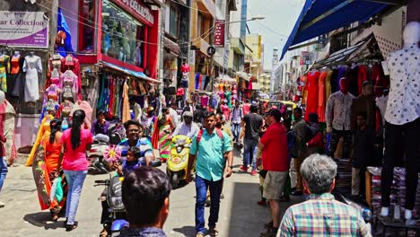 Ein-Spaziergang-Entlang-Der-Commercial-Street-In-Bangalore,-Indien,-Vorbei-An-Geschäften-Und-Fußgängern