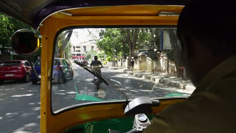 Sentado-En-La-Parte-Trasera-De-Un-Tuk-Tuk-Conduciendo-Por-Las-Calles-De-Bangalore