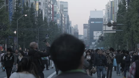 Crowds-of-people-walking-in-the-street-in-Tokyo,-Japan