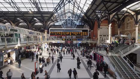 Timelapse-of-busy-Liverpool-Street-Station-in-London,-UK-with-business-people-walking-around