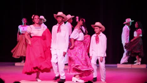 Grupo-De-Adolescentes-Mexicanos-Bailando-La-Danza-Tradicional-Huapango,-Huapango-Es-Uno-De-Los-Estilos-Tradicionales-De-Música-En-El-Sur-De-México