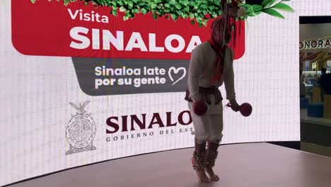 Zeitlupenaufnahme-Einer-Person,-Die-Traditionelle-Tänzer-Mexikos-Darstellt