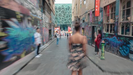Timelapse-En-Movimiento-A-Través-De-Hosier-Lane-En-Melbourne,-Australia