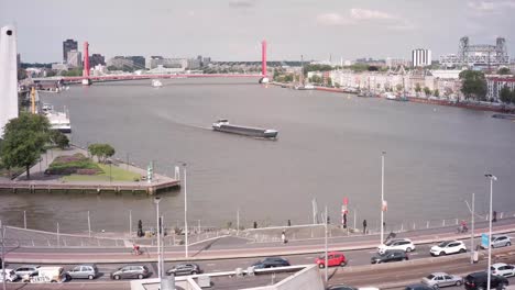 Ein-Wunderschöner-Zeitraffer-Der-Maas,-Die-Durch-Das-Herz-Von-Rotterdam-Fließt,-Mit-Der-Willemsbrücke-Im-Hintergrund