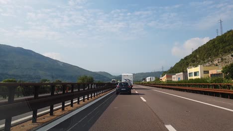 Fahren-Auf-Einer-Autobahn-In-Der-Region-Trentino-Südtirol,-In-Norditalien-An-Einem-Teilweise-Bewölkten-Herbsttag