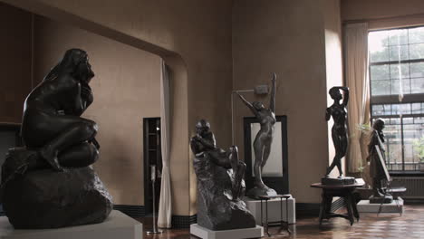 Galería-De-Arte-Llena-De-Esculturas-De-Estatuas-En-Tokio,-Japón.