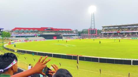 Handpfanne-Des-Sylhet-International-Cricket-Stadium-Und-Fans-Auf-Der-Tribüne-Während-Eines-Spiels-Zwischen-Irland-Und-Bangladesch