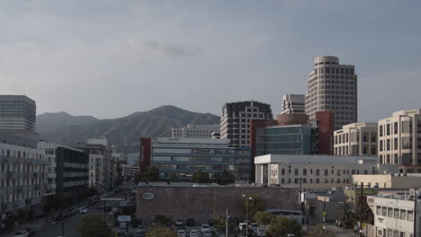 Schöne-Aussicht-Auf-Die-Innenstadt-Von-Glendale-Vom-Dach-Des-Gebäudes-Mit-Bergen-Im-Hintergrund