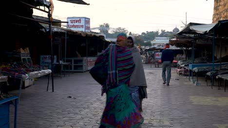 Indische-Frauen,-Die-Am-UNESCO-Weltkulturerbe-Orchha-Madhya-Pradesh-Vorbeigehen-–-Mittlere-Aufnahme