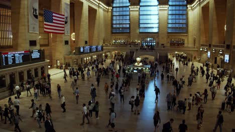 Lots-of-people-in-Grand-Central-Station-on-the-way-to-their-subway