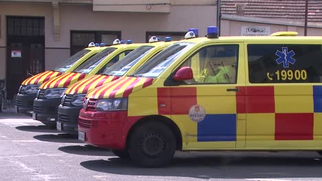 Ambulance-cars-parked-in-row-waiting-for-coronavirus-patients