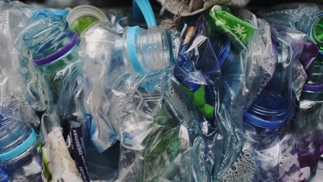 Verbeulte-Plastikflaschen,-Die-In-Hongkong-Zum-Recycling-Gesammelt-Werden-–-Nahaufnahme