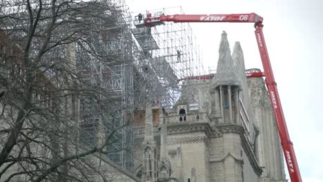 Blick-Auf-Einen-Kran,-Der-An-Der-Restaurierung-Von-Notre-Dame-In-Paris-Arbeitet