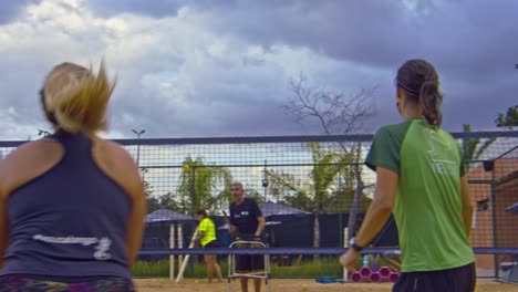 Mujer-Entrenando-En-Un-Ejercicio-De-Tenis-De-Playa-En-Brasil-Al-Atardecer