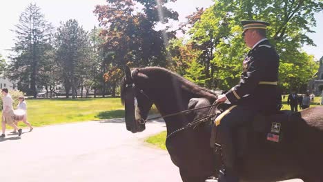 Parademarschall-In-Voller-Uniform-Reitet-Bei-Der-Parade-Auf-Einem-Wunderschönen-Schwarzen-Pferd
