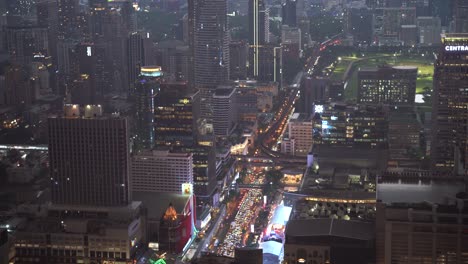 Pan-Nahaufnahme-Der-Stadt-Bangkok,-Blick-Von-Der-Spitze-Eines-Turms-Bei-Nacht,-Thailand
