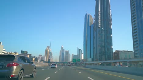 Fahrlandschaft-Auf-Der-Sheikh-Zayed-Road-In-Dubai-Tagsüber-–-Bewegende-Aufnahme