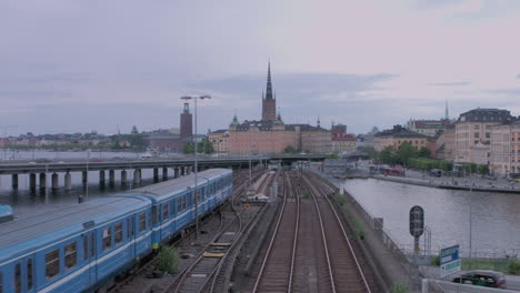 Panorámica-Lenta-Sobre-La-Ciudad-De-Estocolmo,-Vista-Desde-Slussen,-Con-El-Ayuntamiento-De-Estocolmo-Y-La-Iglesia-De-Riddarholm-Visibles.