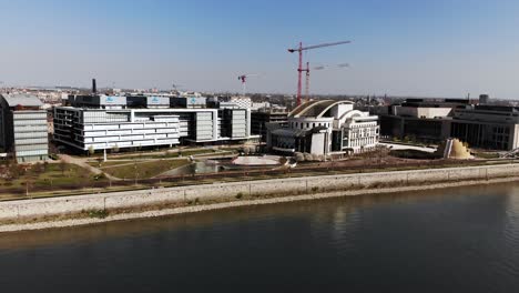 Luftaufnahme-Des-Budapester-Millenniumsviertels-Am-Donauufer-Und-Des-Gebäudes-Des-Nationaltheaters