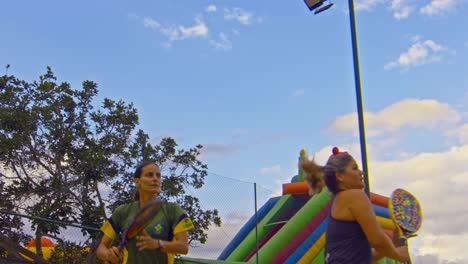 Der-Niedrige-Kamerawinkel-Zeigt-Eine-Mädchenmannschaft,-Die-Beach-Tennis-In-Brasilien-Spielt