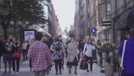 Compradores-Y-Turistas-Caminando-Por-Las-Calles-De-La-Ciudad-De-Estocolmo.