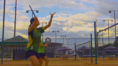Zwillingsschwestern-Spielen-Beach-Tennis-Auf-Einem-Sandplatz-In-Brasilien