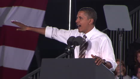 Präsident-Barack-Obama-Spricht-Während-Der-Kampagne-„Moving-America-Forward“-An-Einer-High-School-In-Las-Vegas-Vor-Einer-Menge-Demokratischer-Wähler.-Er-Gestikuliert-Häufig-Mit-Handbewegungen