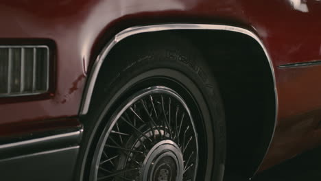 Vista-Cercana-De-Los-Neumáticos-De-Un-Cadillac-Deville-Rojo