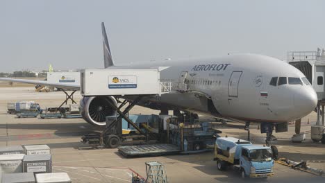 Timelapse-cargo-loading-of-an-Aeroflot-passenger-aircraft-at-Saigon-airport