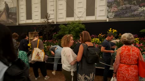 People-lining-up-to-buy-plants-at-the-chelsea-flower-show