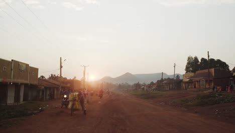 Geschäftiges-Straßenleben-Bei-Sonnenaufgang-In-Einem-Dorf-Im-Ländlichen-Uganda