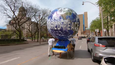 Carroza-Del-Desfile-De-La-Paz-Mundial-Toronto-Planeta-Tierra-Inflable