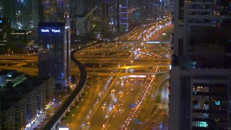 Vista-Panorámica-De-La-Ciudad-De-Dubai-Por-La-Noche-En-Sheikh-Zayed-Road---Plano-Amplio