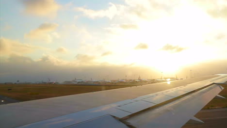 Spur-Bereitet-Sich-Auf-Den-Start-Am-Flughafen-Lissabon-Vor,-Mit-Der-Sonne-Im-Hintergrund